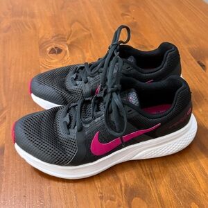 Women’s Size 8.5 Black & Pink Nike Run Swift Shoes